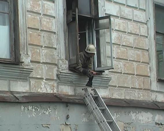 Луганские милиционеры тушили огонь на одежде пострадавших 